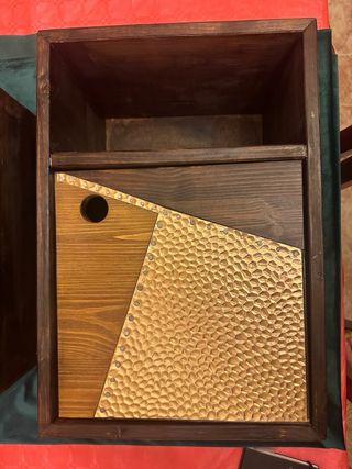 Mesita de noche artesanal con detalles en cobre