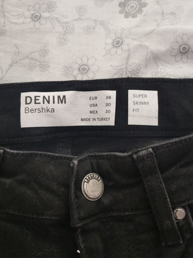 Vaqueros super skinny. Bershka.
