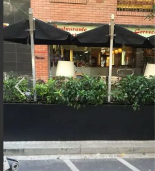 Jardineras terraza bar