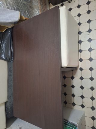 Mesa de sala de estar con puff