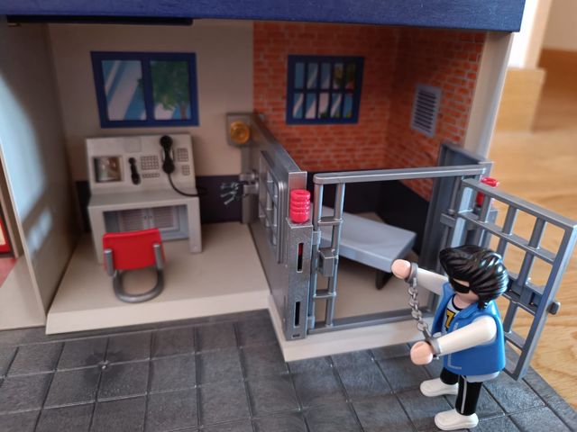 Comisaría playmobil maletín + extra 2 policias
