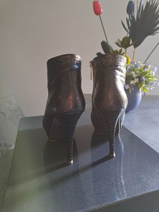 Stivaletto nero in pelle cocco