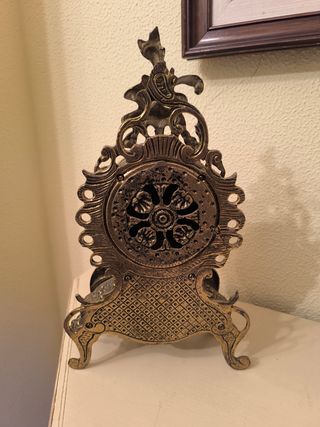 Reloj de mesa de bronce.