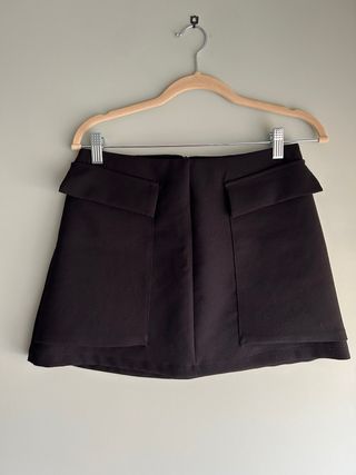 MANGO. Minifalda negra. Talla 38.