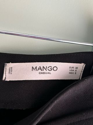 MANGO. Minifalda negra. Talla 38.