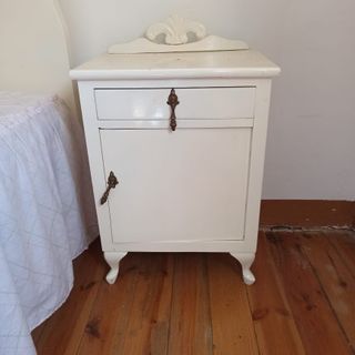 Muebles habitación vintage, cama, mesilla y sillas