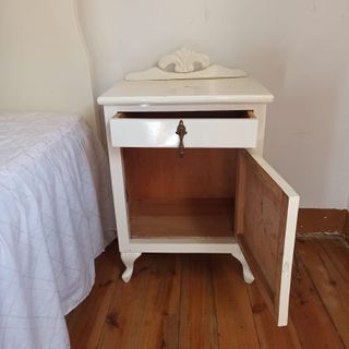 Muebles habitación vintage, cama, mesilla y sillas