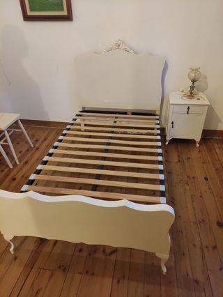 Muebles habitación vintage, cama, mesilla y sillas