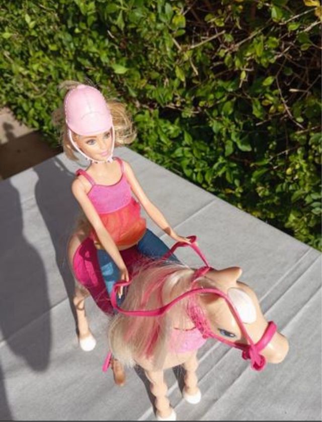 Muñeca Barbie y su caballo bailarin