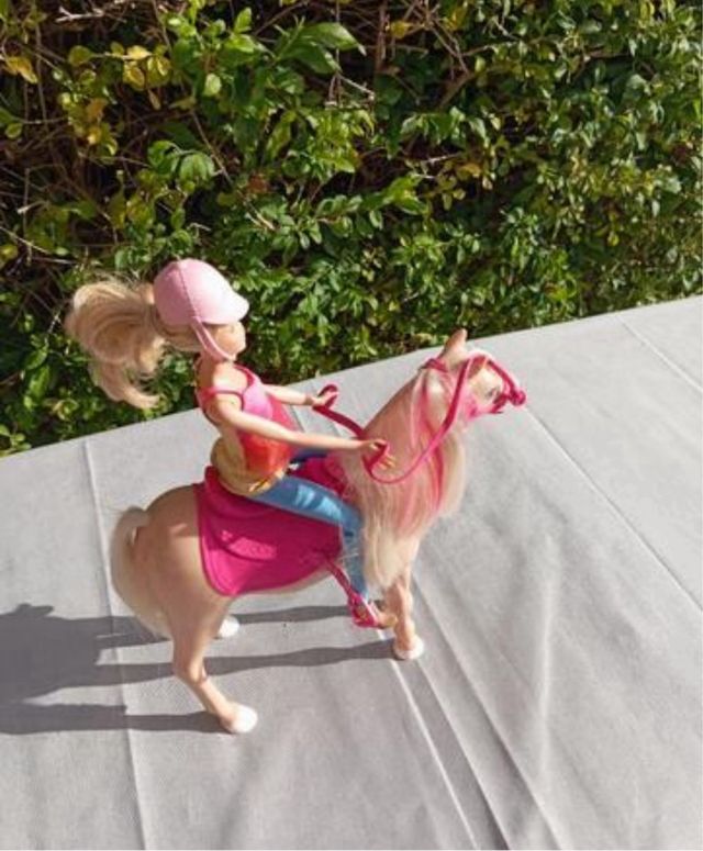 Muñeca Barbie y su caballo bailarin