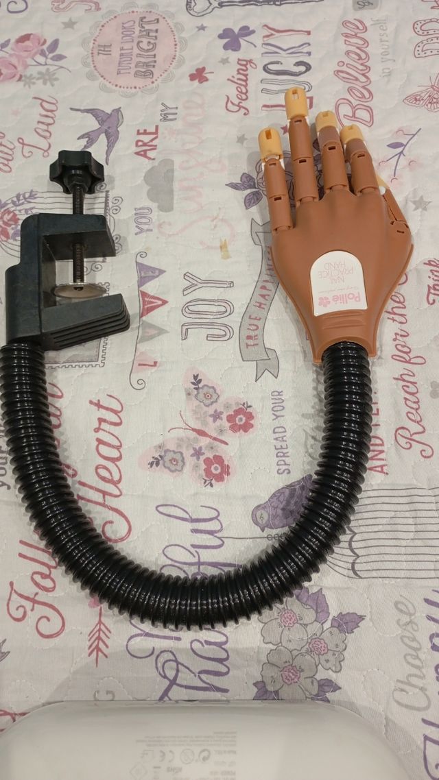Brazo- mano para prácticar uñas gel
