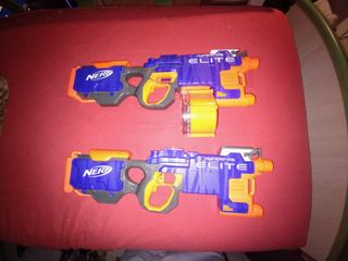 2 fucili Nerf giocattolo