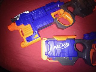 2 fucili Nerf giocattolo