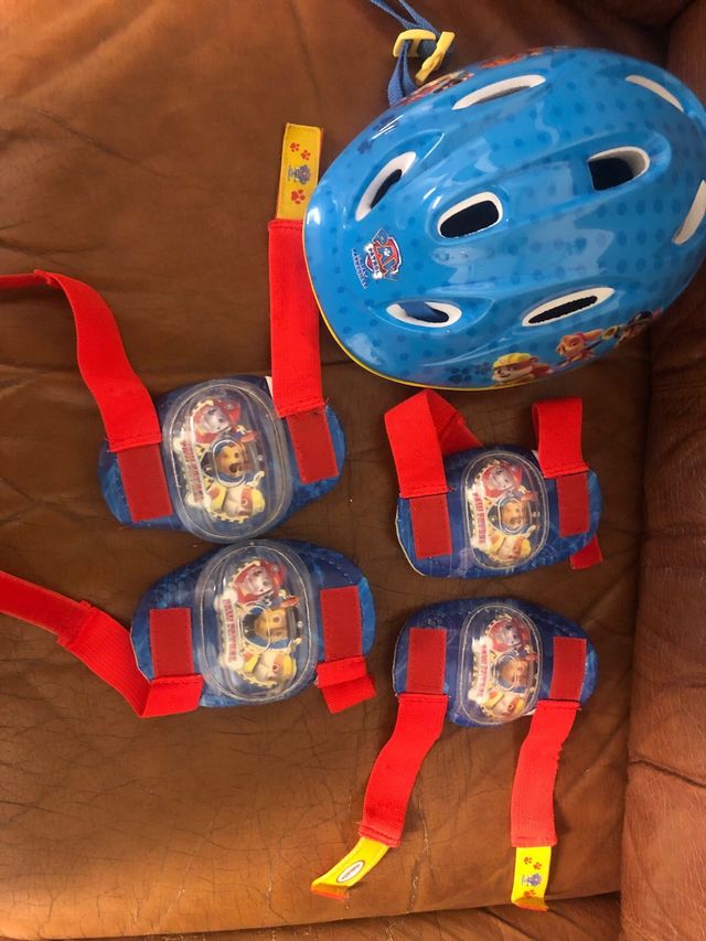 Casco, coderas y rodilleras patrulla canina