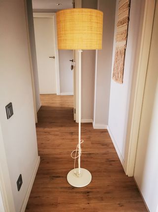 Lámpara de pie estilo nòrdica.