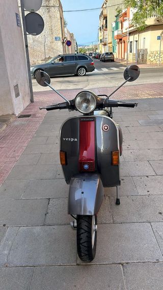 Motocicleta Vespa P200E