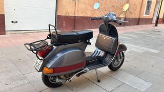 Motocicleta Vespa P200E