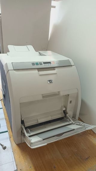 Impresora color Hp Láser Jet  2700n