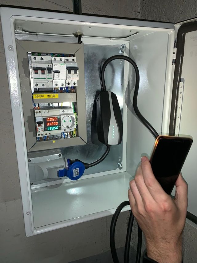 Instalación de cargador para coches eléctricos.