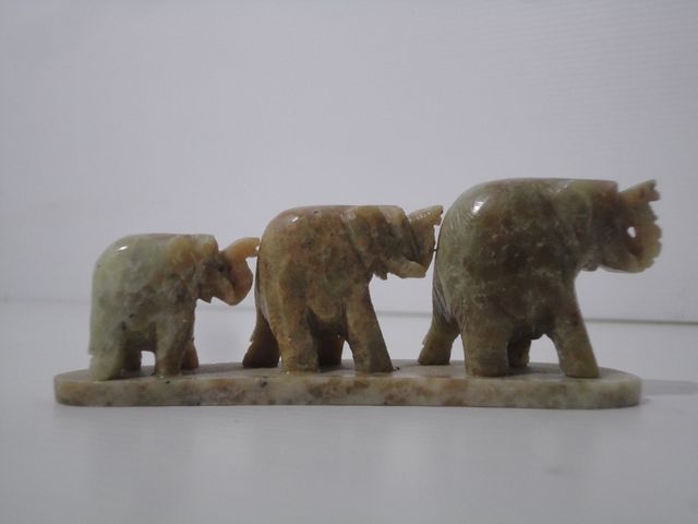FAMIGLIA DI ELEFANTI IN MARMO INDIANO DI STEATITE