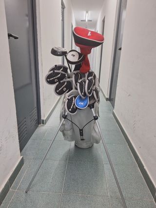 Palos de golf con accesorios