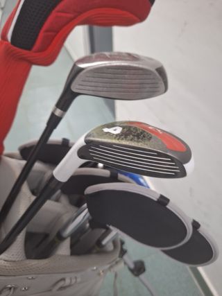 Palos de golf con accesorios