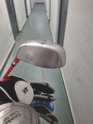 Palos de golf con accesorios