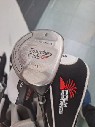 Palos de golf con accesorios