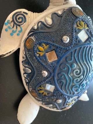 Tartaruga decoro casa bianca e blu