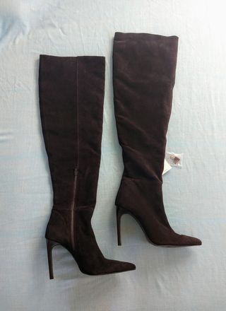 Botas ante por encima de la rodilla. 39