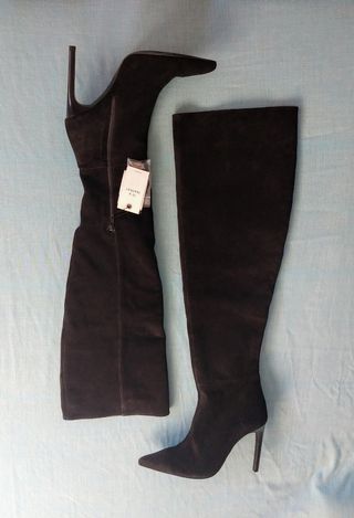 Botas ante por encima de la rodilla. 39