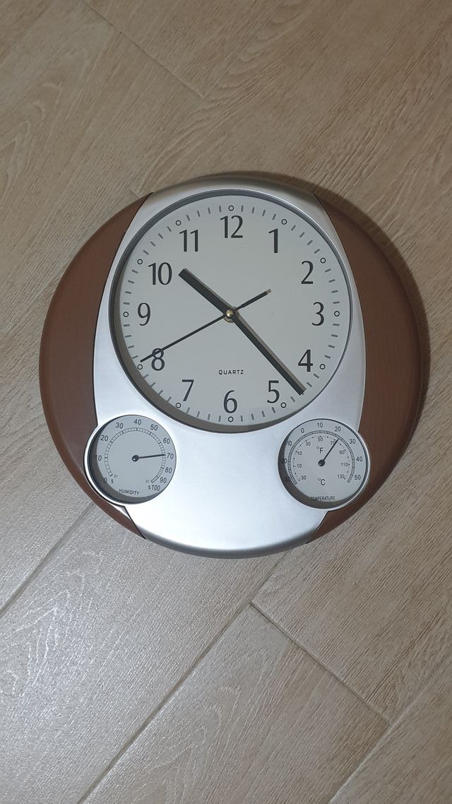 Orologio da parete con temperatura e umidità