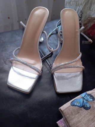 Sandalias de tacón alto  color plata 