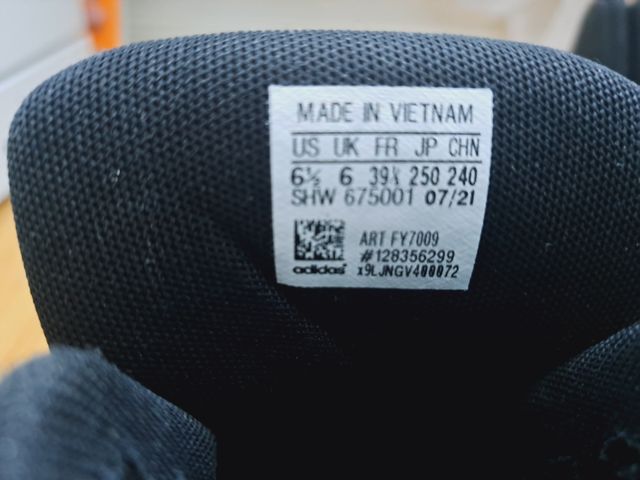 Teléfono estilo antiguo en madera.