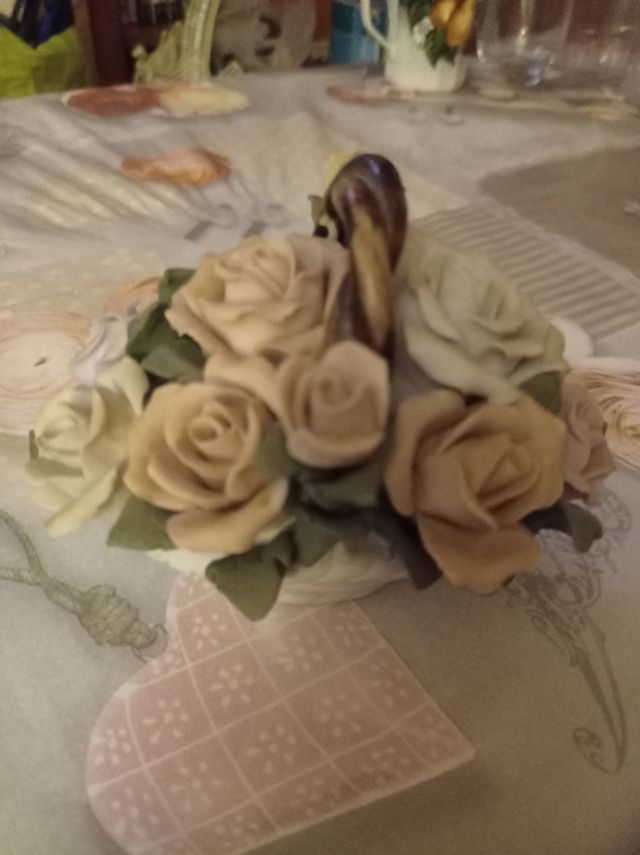 Cesta de rosas porcelana