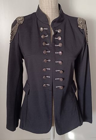 Chaqueta militar cadenas en hombros