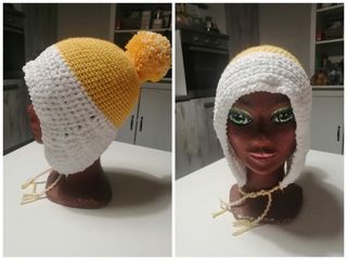 Cuffia con paraorecchie e pon-pon