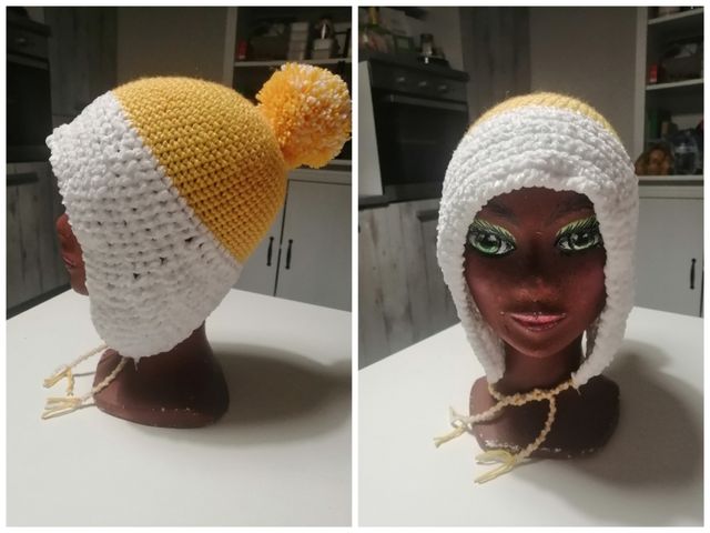 Cuffia con paraorecchie e pon-pon