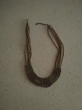 Collar en tonos dorados 