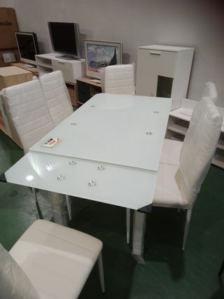 Mesa extensible con sillas 