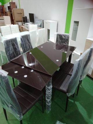 Mesa extensible con sillas 