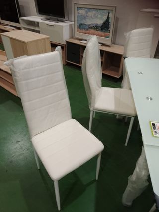 Mesa extensible con sillas 