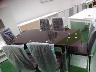 Mesa extensible con sillas 