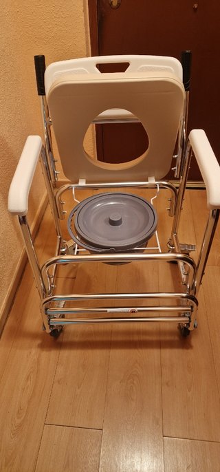 Silla de wc con ruedas