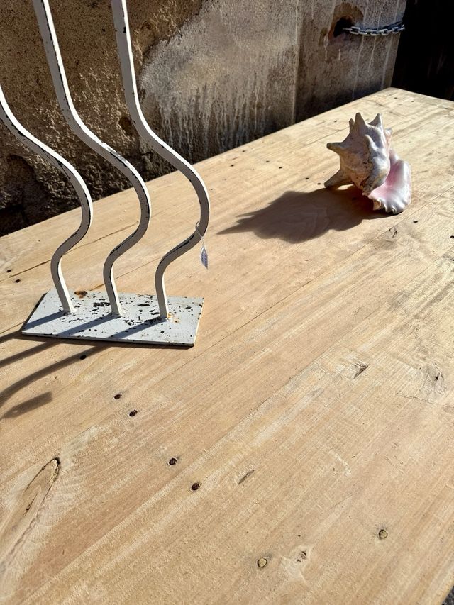 Mesa antigua rústica de masía. Restaurada