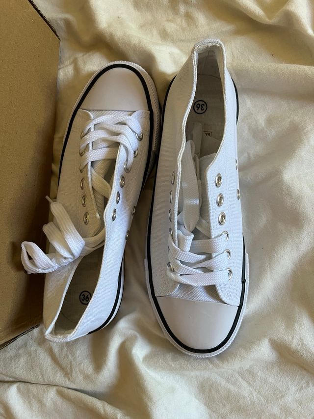 Zapatillas blancas rosas y negras basicas