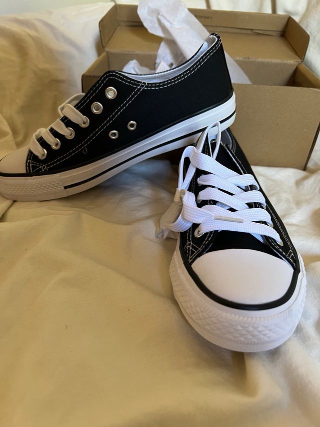 Zapatillas blancas rosas y negras basicas