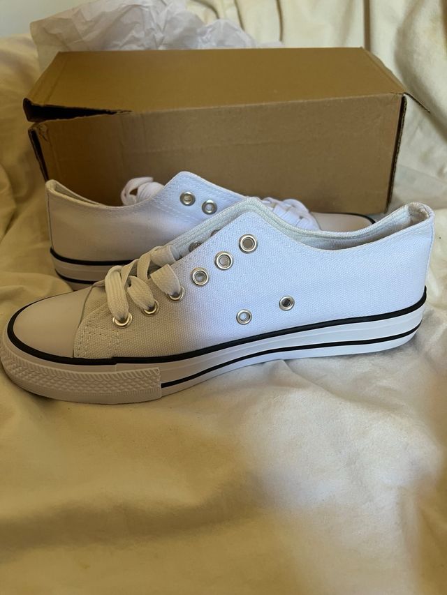 Zapatillas blancas rosas y negras basicas