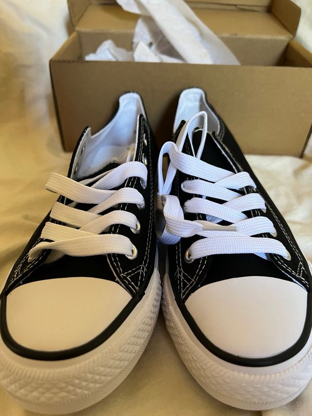 Zapatillas blancas rosas y negras basicas