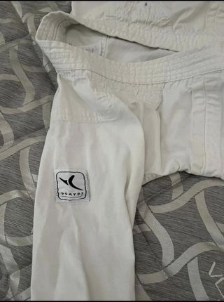 Kimono e cintura bianca karate 